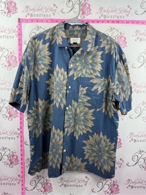 American Eagle Outfitters Blue Floral Short-Sleeve Button-Up Shirt